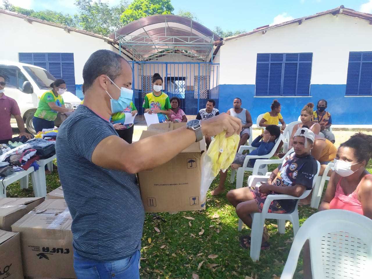 Camacã: Prefeitura reúne catadores de materiais recicláveis em Leoventura e entrega alimentos e material de trabalho